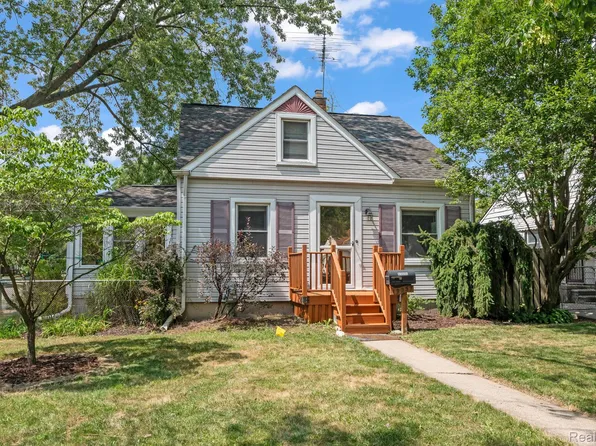 19257 Beaconsfield St, Harper Woods, MI 48225