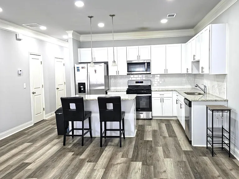 430 Village Creek Dr #B — Photo 9