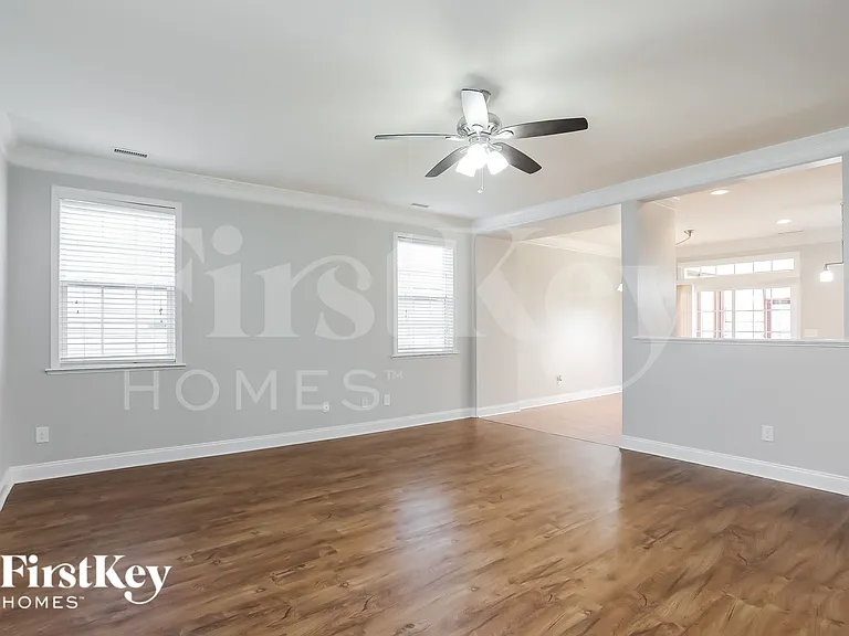 182 Norwich Dr — Photo 5
