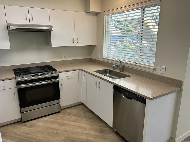 445 Southwest Blvd #8 — Photo 9