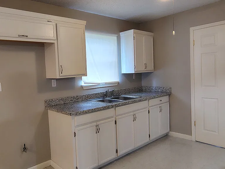 304 Leo Dr — Photo 7