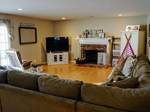 3rd image of 153 Walden St