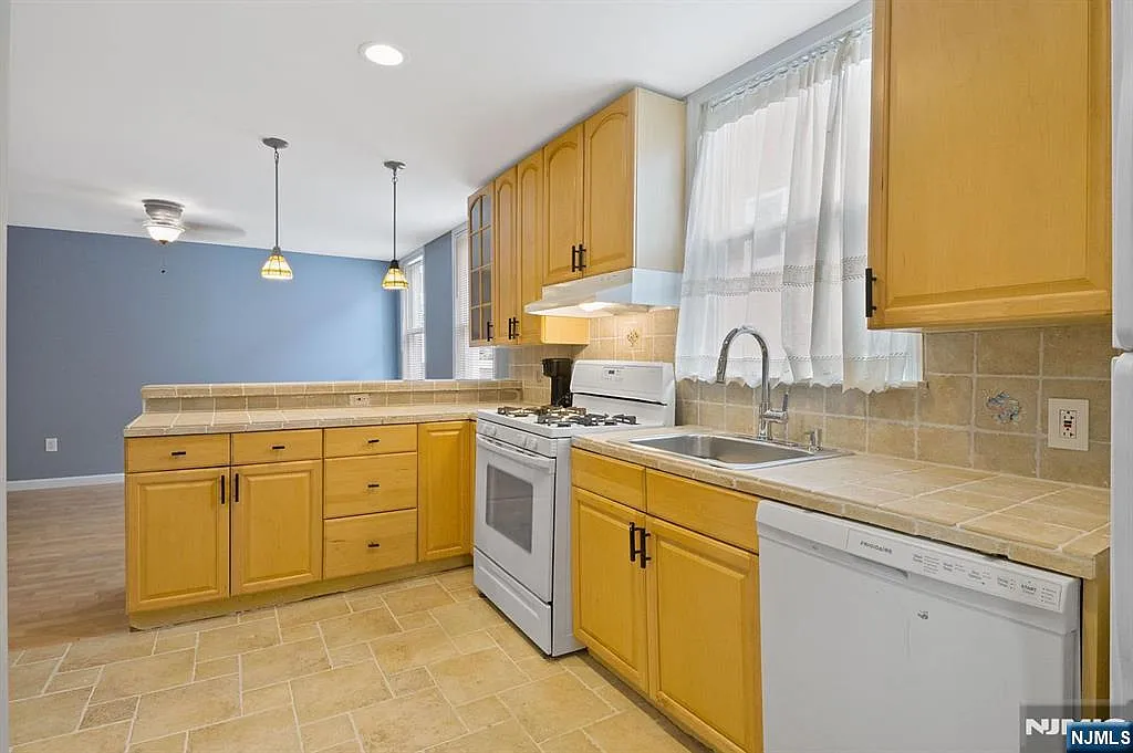 2 bed, 1.0 bath, $2,400 — Photo 3