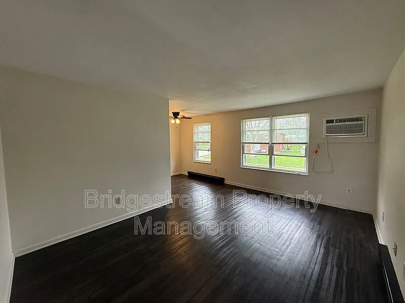 2 bed, 1.0 bath, 870 sqft, $925 — Photo 1
