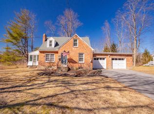 597 Saint Davids Ln, Niskayuna, NY 12309