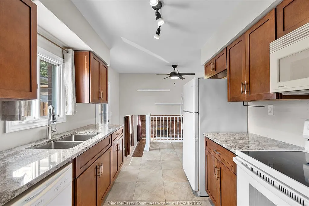 3 bed, 1.5 bath, $2,300 — Photo 2