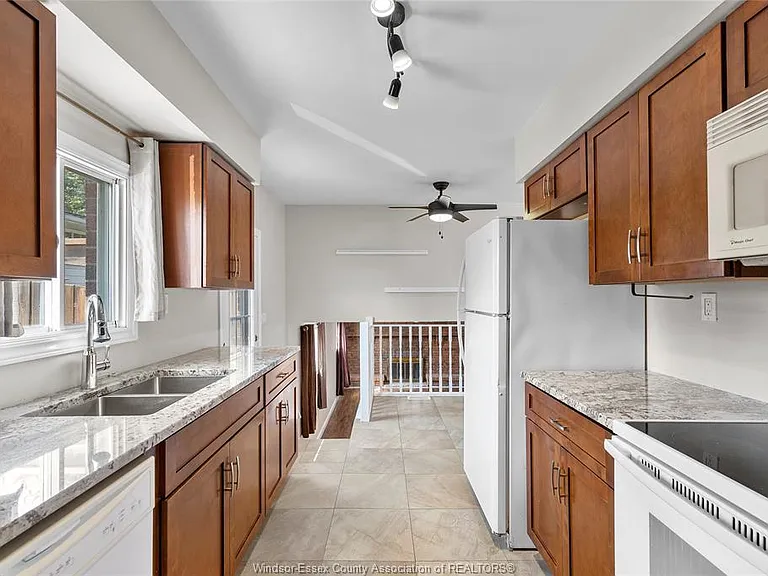 3083 Jefferson Blvd — Photo 2