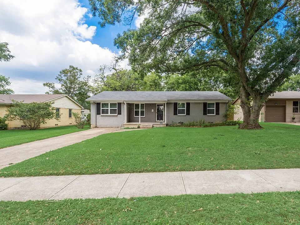 438 Daniel St