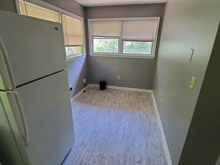 1135 Arlington Pkwy NE — Photo 3