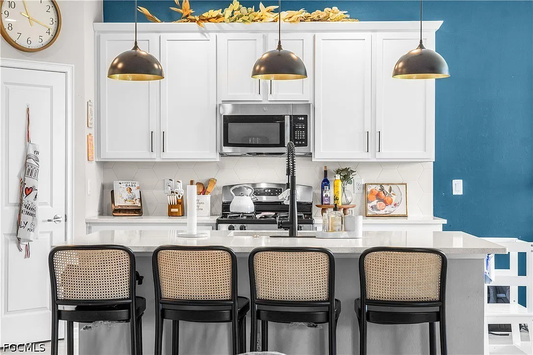 4 bed, 3.0 bath, 2490 sqft, $4,000 — Photo 1