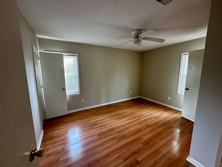 4621 Kings Dr — Photo 3