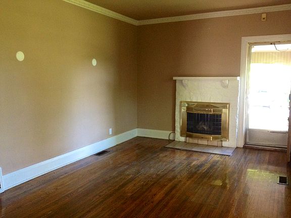 Living room w/fireplace