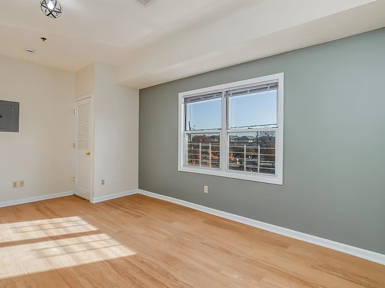 15 Isabella Ave #2R — Photo 2