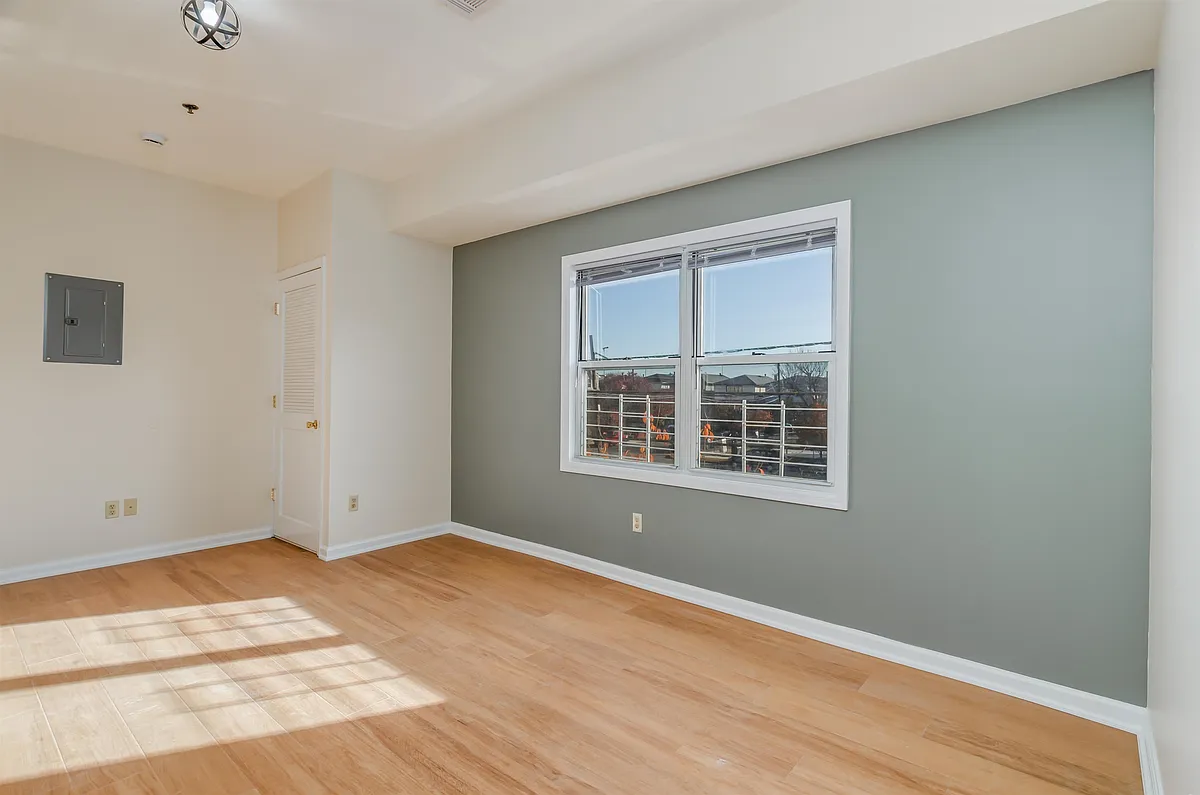 Building Photo - 15 Isabella Ave #2R