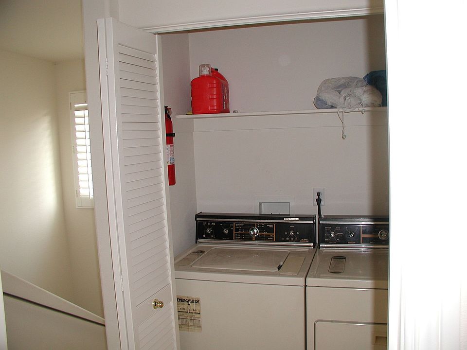 Laundry (2nd floor)