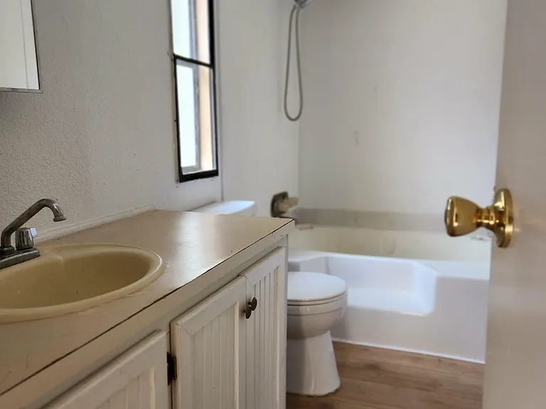 890 Poinsettia Rd #B — Photo 9