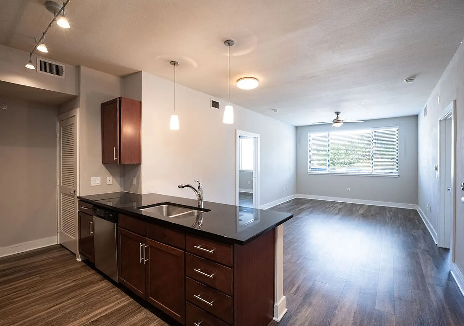 Modern 2 Bedroom, 2 Bathroom in West Campus — Photo 4