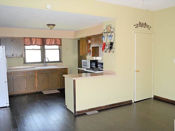 4th image of 255 Paxton St