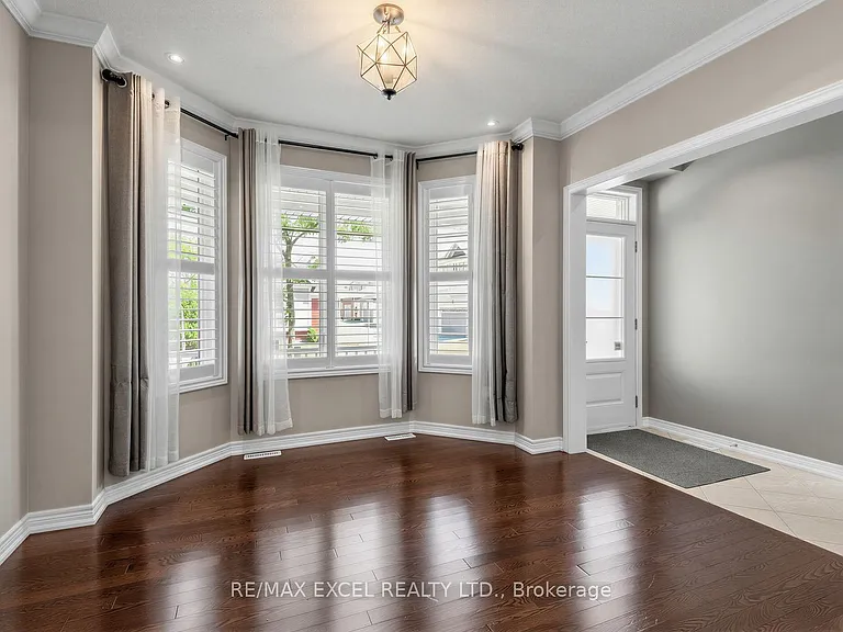 25 Demott Ave — Photo 3