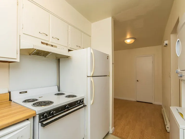 413 E 8th St — Photo 14