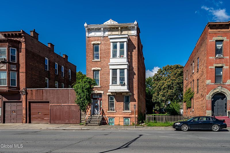 4th image of 2531 6th Avenue
