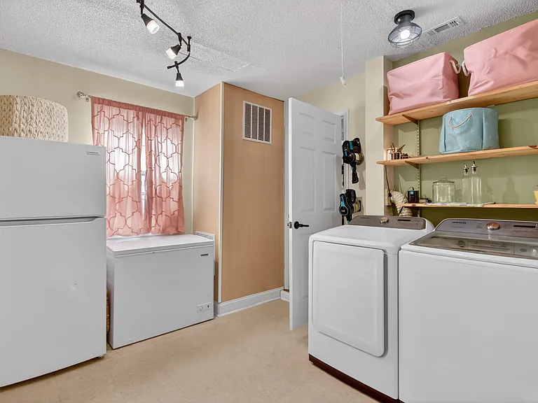 606 Windhaven Dr — Photo 36