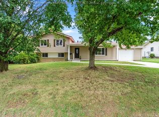 711 Crooks Ave, Ravenswood, WV 26164