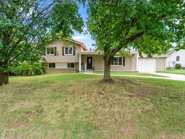 711 Crooks Ave, Ravenswood, WV 26164