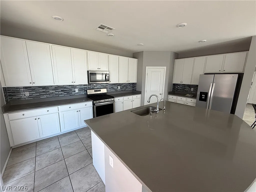 5 bed, 3.5 bath, 3057 sqft, $3,100 — Photo 3