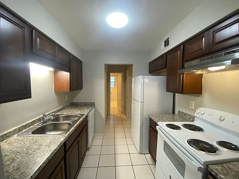 469 Crabapple Ct #B — Photo 7