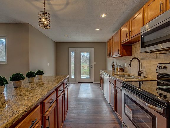 4th image of 875 Wesley Dr