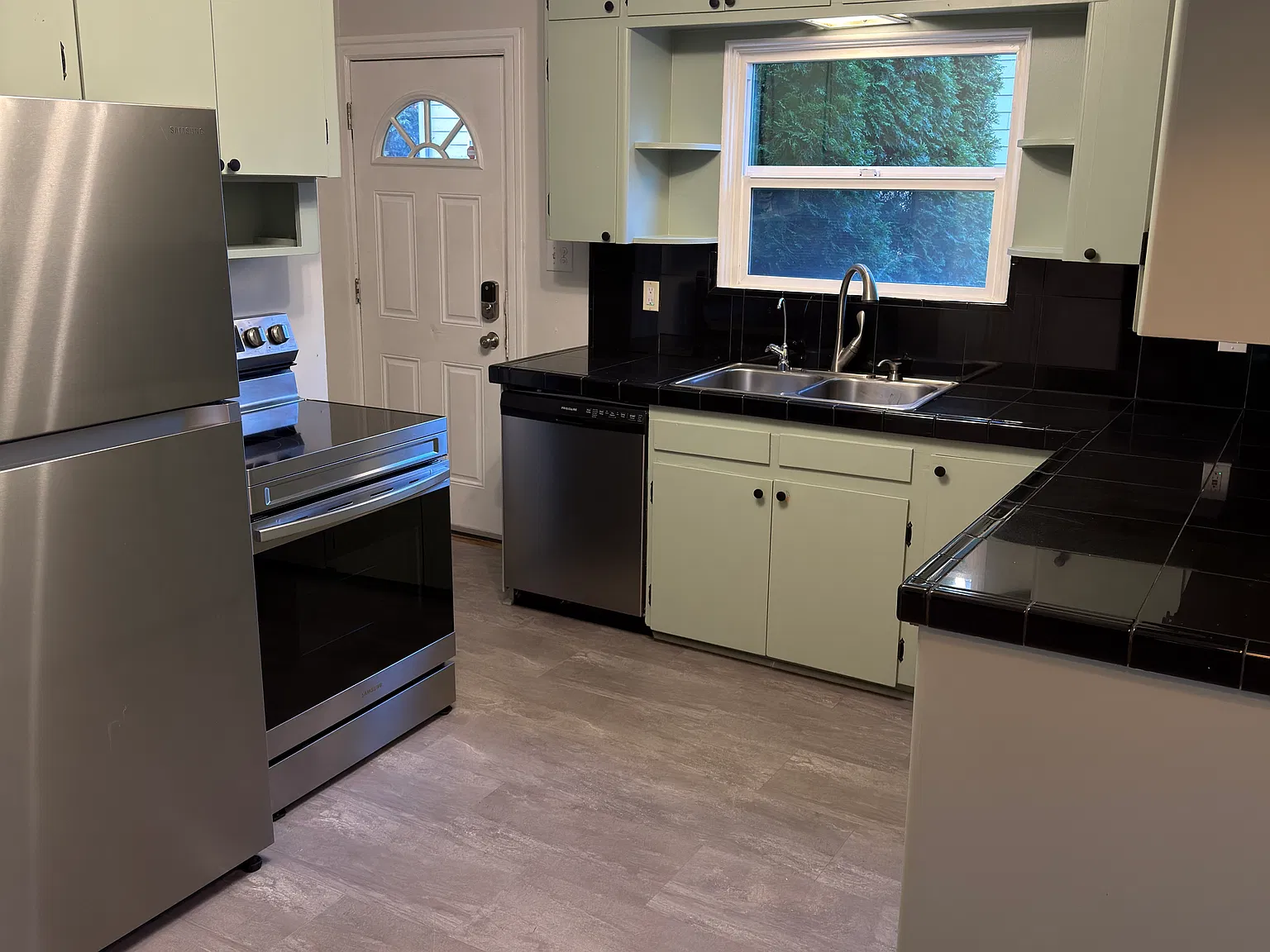 5 bed, 2256 sqft, $3,600 — Photo 4