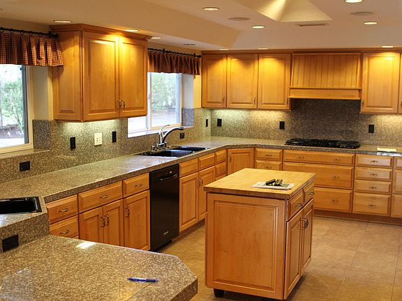 Oversized kitchen. Dual sinks, Dual ovens. 6-burner gas cooktop, microwave, dishwasher, warming drawer