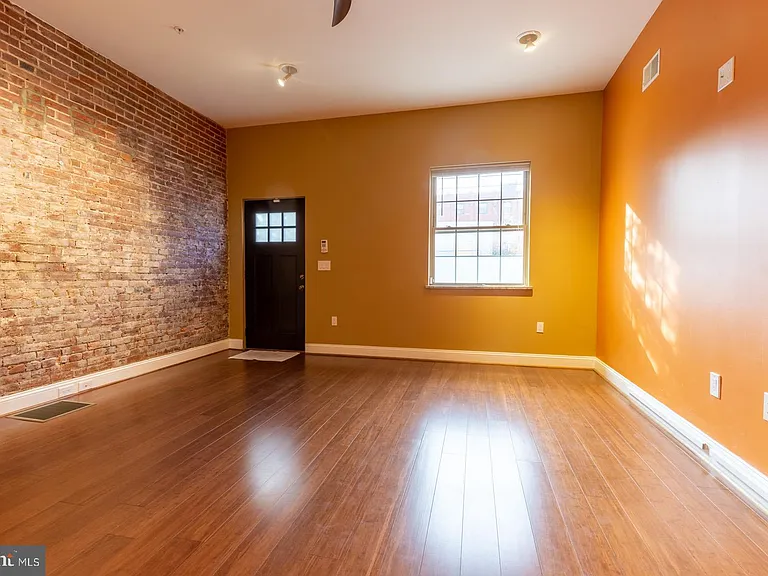 235 W Jefferson St — Photo 5