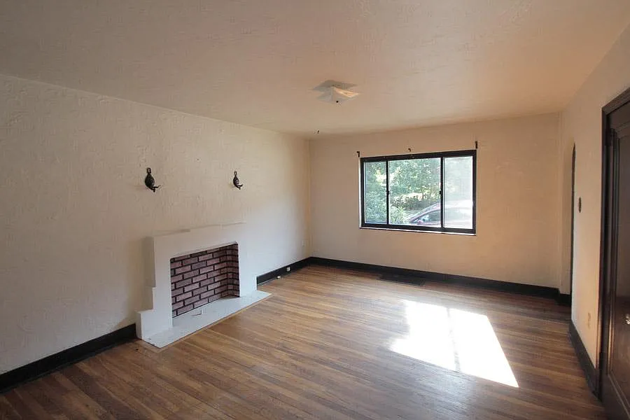 Building Photo - 7915 Saint Lawrence Ave #3