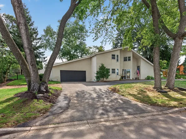 2420 Simpson St, Roseville, MN 55113