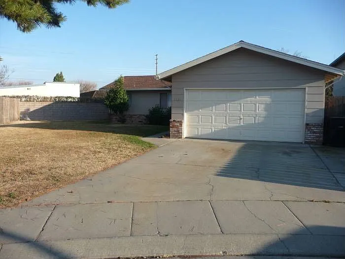 1936 Reseda Ln photo 1