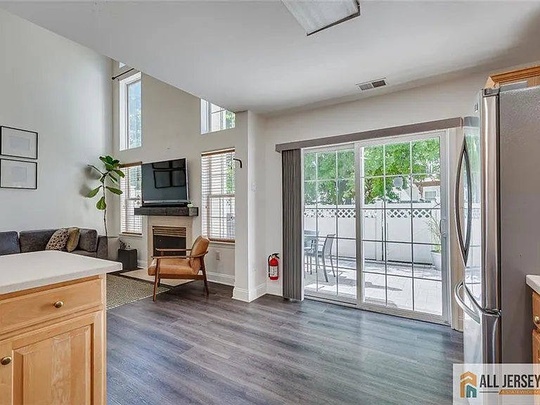 403 Somerset Ct — Photo 15