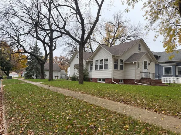 1005 N 6th St, Estherville, IA 51334