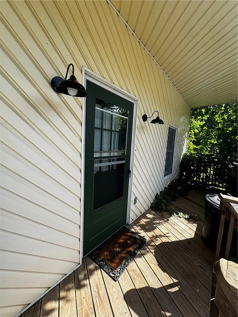 3 bed, 1.0 bath, 900 sqft, $1,400 — Photo 2
