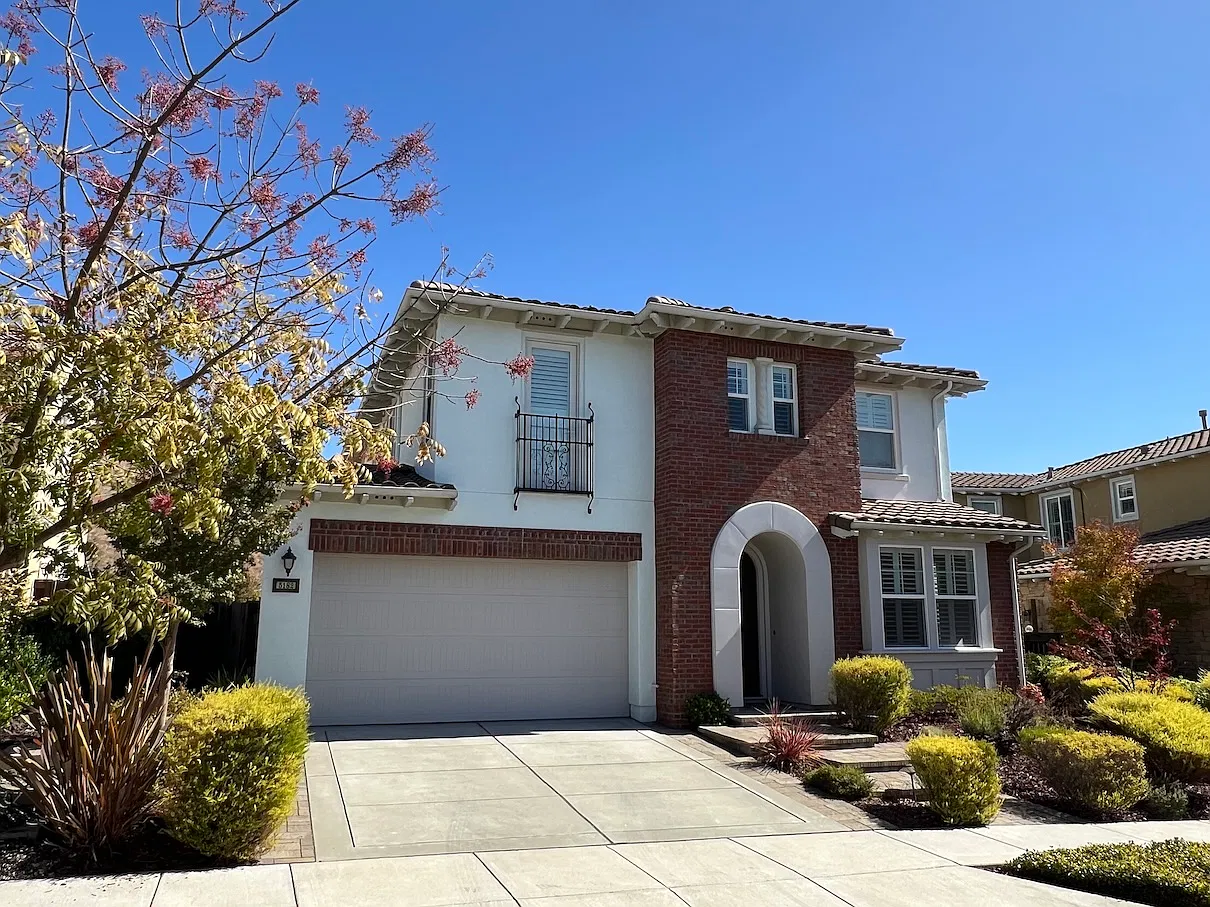 4 bed, 2.5 bath, 2509 sqft, $5,600 — Photo 2