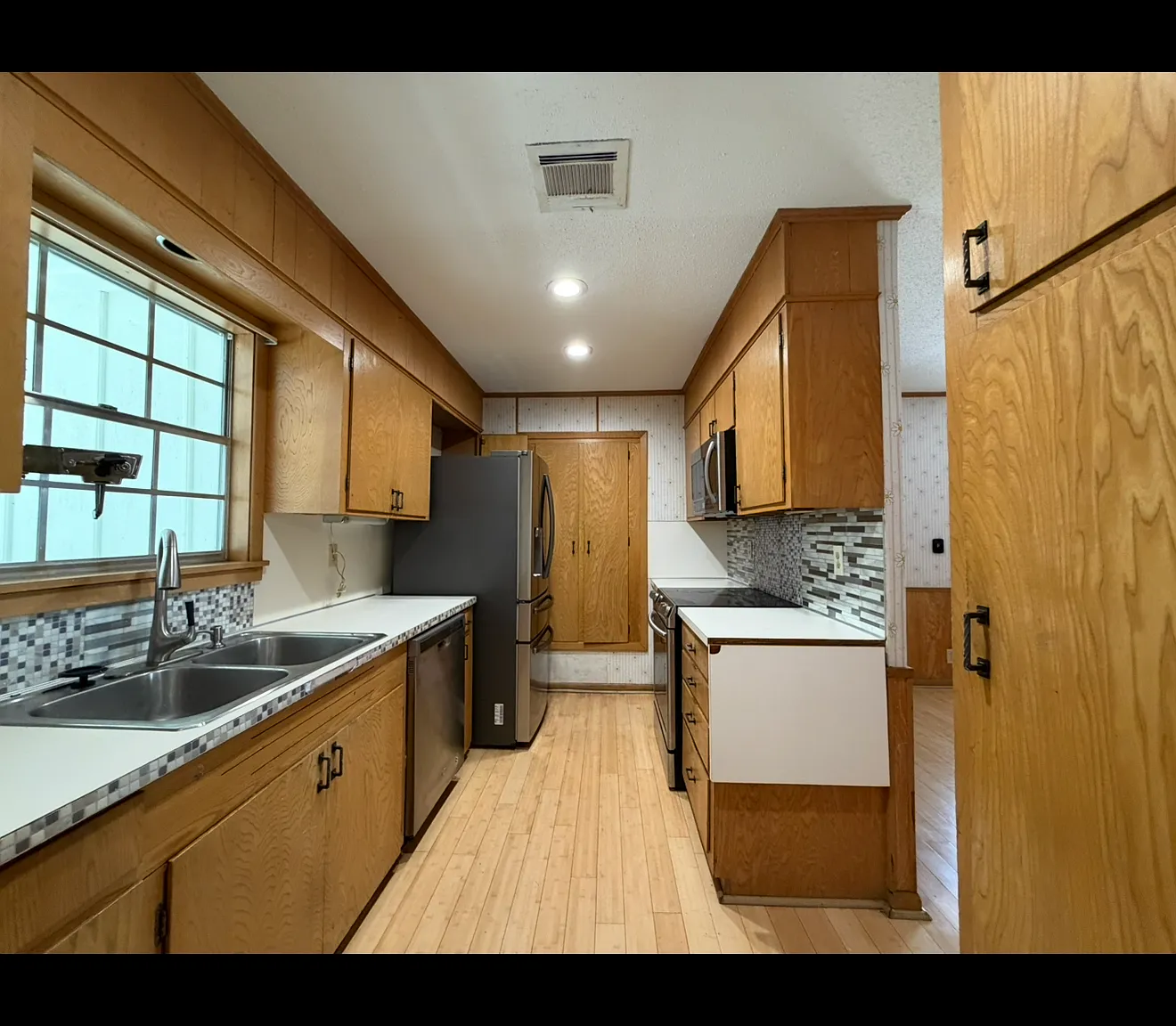 4 bed, 2.5 bath, 2848 sqft, $2,950 — Photo 4