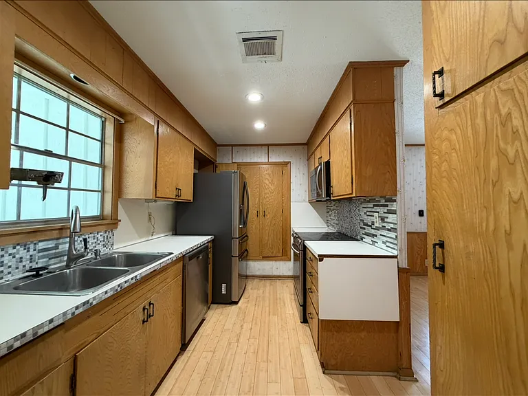 2102 Elmwood Dr — Photo 4