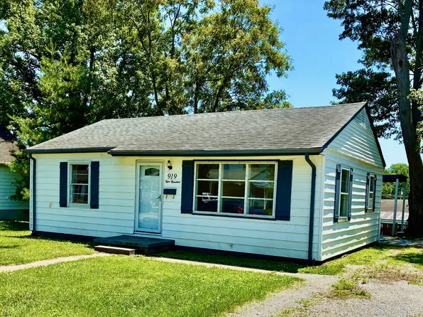 919 W Fackney St, Carmi, IL 62821