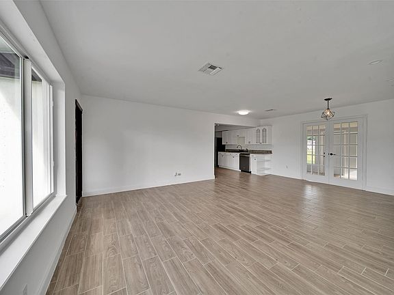3rd image of 6265 Lakeshore Drive