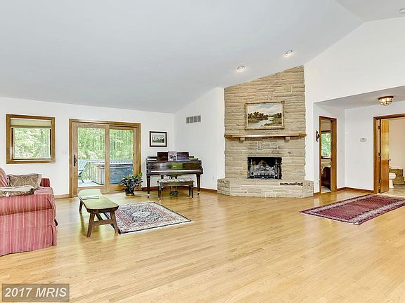 2nd image of 402 Richardson Ct