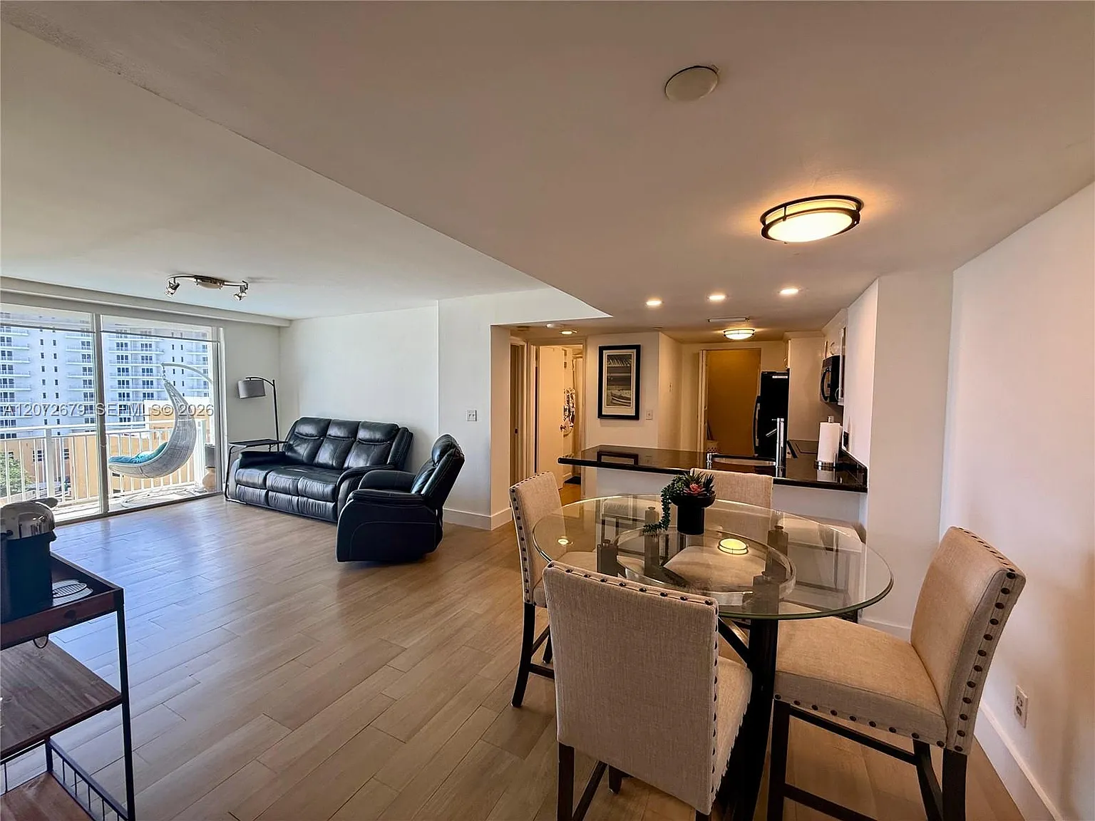 Isola Condo — Photo 2