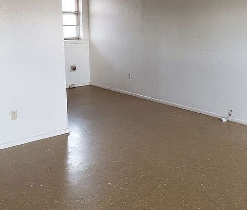 4th image of 629 S Crosby St