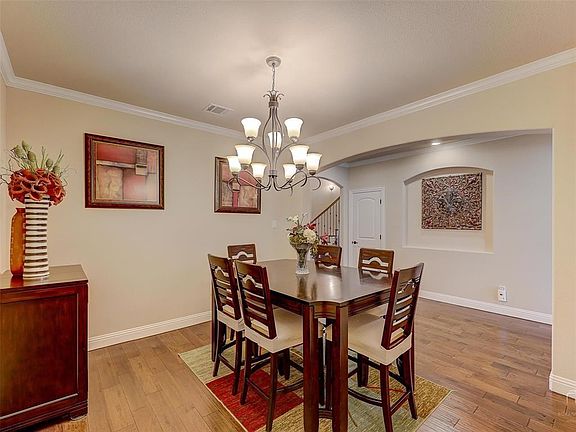 3rd image of 824 Patio St