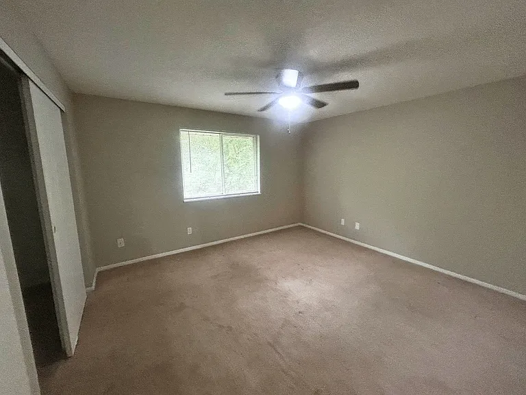 Hollow Hills Apartments — Photo 25